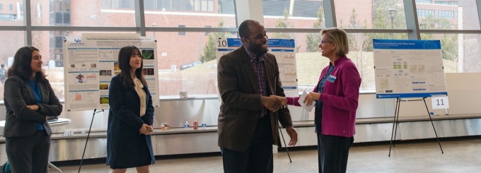 SEAS Dean Liesl Folks announces Ogechi Ogoke as the winner of the 2019 graduate student poster competition. 