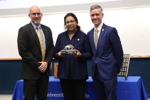 Geetha Srikantan receives the Engineer of the Year Award. 