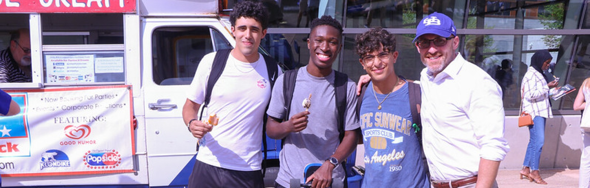 Dean Lewis eating ice cream with 3 new students at Welcome Weekend. 