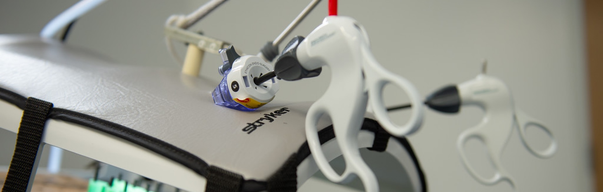 human finger pointing inside the head of a robot depicting machine learning. 